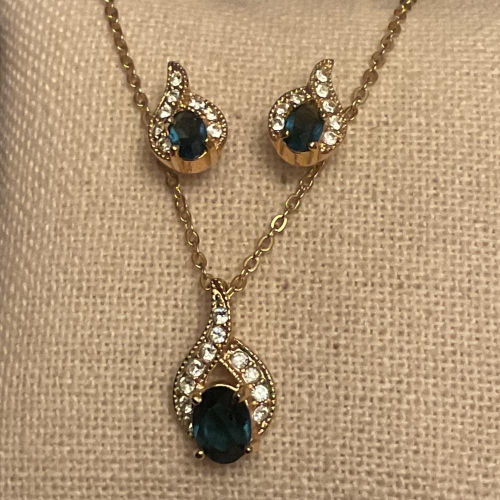 Blue Saphire Necklace with matching Earrings in Gold